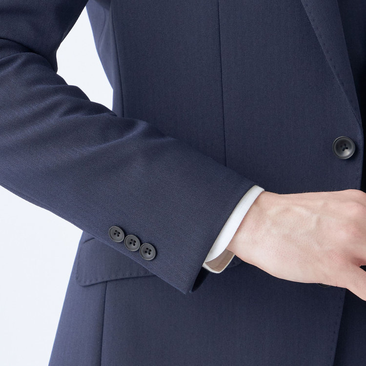 ブラックライン 【SLIM TAPERED_2】【年間】2釦シングルスリーピーススーツ 0タック/ネイビー×シャドーストライプ/ウエストシャーリング/4S SUSTAINABILITY&ECOLOGY FABRIC/リバーシブルベスト仕様（グレー）/※パンツ裾上げ済仕様 紺濃色