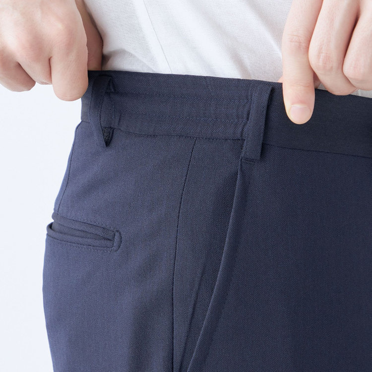ブラックライン 【SLIM TAPERED_2】【年間】2釦シングルスリーピーススーツ 0タック/ネイビー×シャドーストライプ/ウエストシャーリング/4S SUSTAINABILITY&ECOLOGY FABRIC/リバーシブルベスト仕様（グレー）/※パンツ裾上げ済仕様 紺濃色