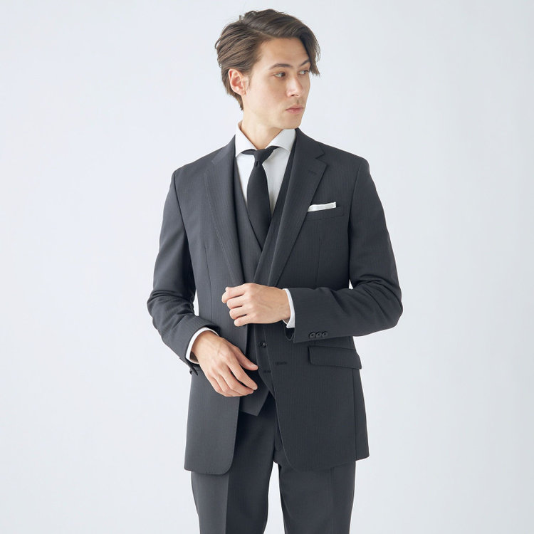 ブラックライン 【SLIM TAPERED_2】【年間】2釦シングルスリーピーススーツ 0タック/ダークグレー×シャドーストライプ/ウエストシャーリング/4S SUSTAINABILITY&ECOLOGY FABRIC/リバーシブルベスト（グレー）/※パンツ裾上げ済仕様 グレー濃色