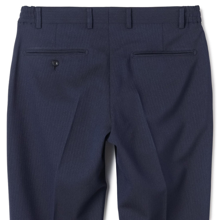 ブラックライン 【SLIM TAPERED_2】【年間】2釦シングルスリーピーススーツ 0タック/ネイビー×シャドーストライプ/ウエストシャーリング/4S SUSTAINABILITY&ECOLOGY FABRIC/リバーシブルベスト仕様（グレー）/※パンツ裾上げ済仕様 紺濃色