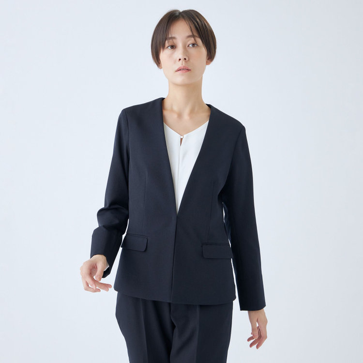 シルバーライン 【発送在庫あり】【RELAX TAPERED】【年間】ノーカラー ホック留めパンツスーツ/ネイビー/ウォッシャブル/ウエストシャーリング仕様/※パンツ裾上げ済仕様 紺中間