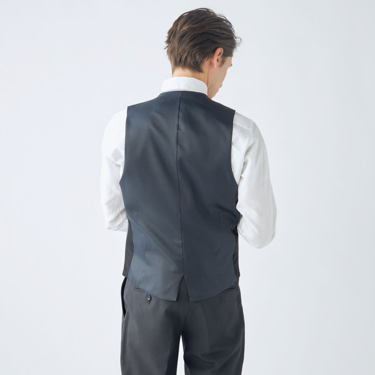 ブラックライン 【SLIM TAPERED_2】【年間】2釦シングルスリーピーススーツ 0タック/ダークグレー×シャドーストライプ/ウエストシャーリング/4S SUSTAINABILITY&ECOLOGY FABRIC/リバーシブルベスト（グレー）/※パンツ裾上げ済仕様 グレー濃色