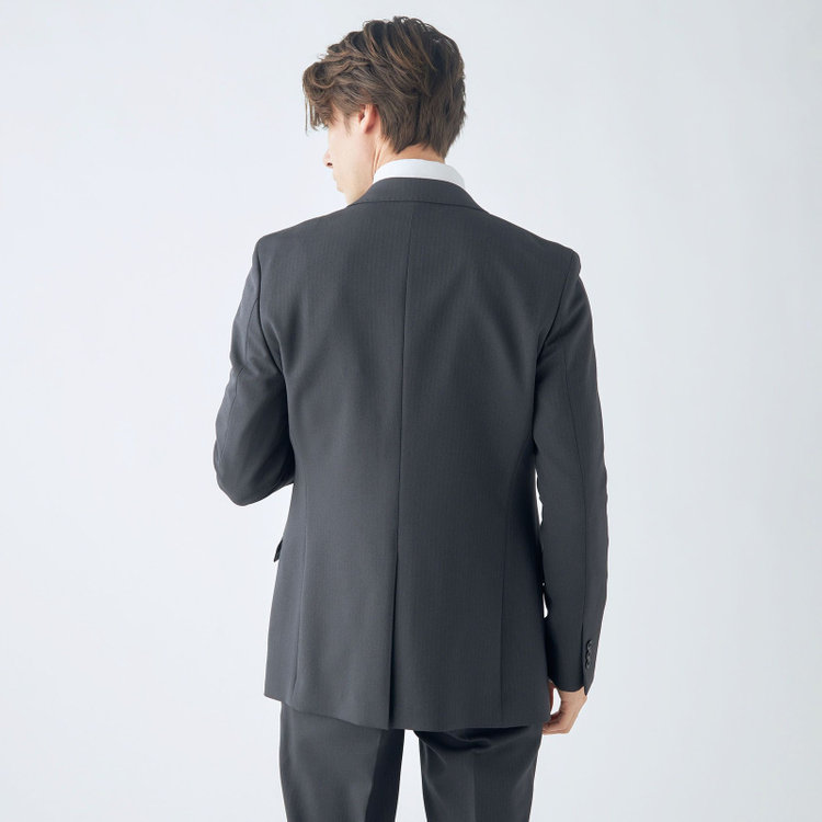 ブラックライン 【SLIM TAPERED_2】【年間】2釦シングルスリーピーススーツ 0タック/ダークグレー×シャドーストライプ/ウエストシャーリング/4S SUSTAINABILITY&ECOLOGY FABRIC/リバーシブルベスト（グレー）/※パンツ裾上げ済仕様 グレー濃色