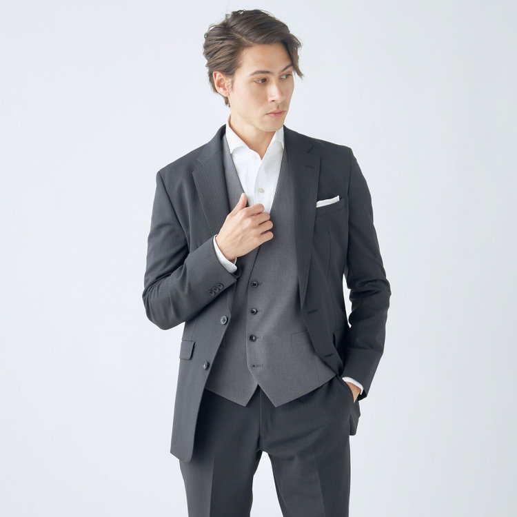 ブラックライン 【SLIM TAPERED_2】【年間】2釦シングルスリーピーススーツ 0タック/ダークグレー×シャドーストライプ/ウエストシャーリング/4S SUSTAINABILITY&ECOLOGY FABRIC/リバーシブルベスト（グレー）/※パンツ裾上げ済仕様 グレー濃色