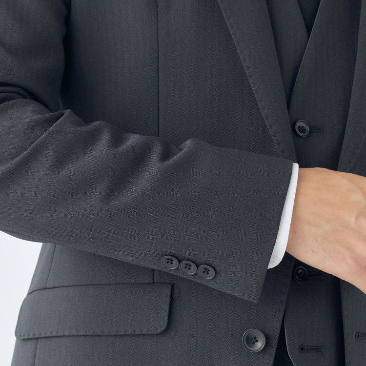 ブラックライン 【SLIM TAPERED_2】【年間】2釦シングルスリーピーススーツ 0タック/ダークグレー×シャドーストライプ/ウエストシャーリング/4S SUSTAINABILITY&ECOLOGY FABRIC/リバーシブルベスト（グレー）/※パンツ裾上げ済仕様 グレー濃色