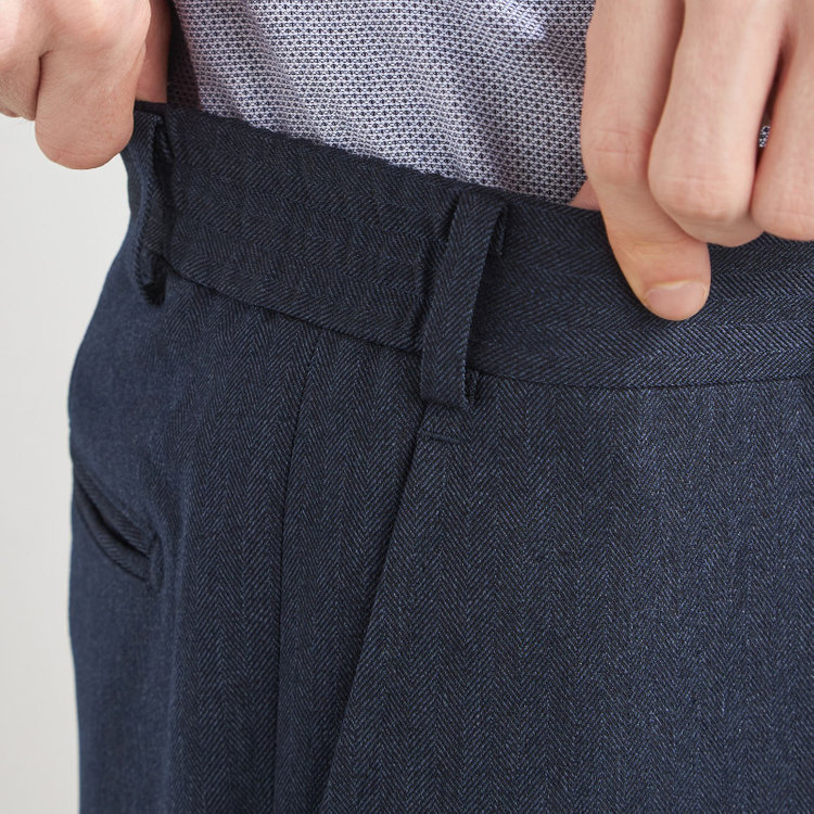 ブラックライン 【SLIM TAPERED_2】【秋冬】2釦シングルスリーピーススーツ 0タック/ネイビー×シャドーストライプ/ウエストシャーリング/4S SUSTAINABILITY&ECOLOGY FABRIC/※パンツ裾上げ済仕様 紺濃色