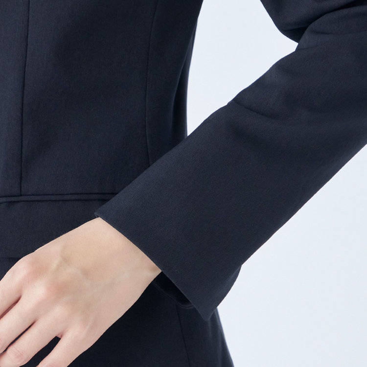 シルバーライン 【発送在庫あり】【RELAX TAPERED】【年間】ノーカラー ホック留めパンツスーツ/ネイビー/ウォッシャブル/ウエストシャーリング仕様/※パンツ裾上げ済仕様 紺中間