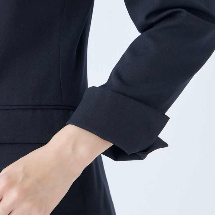 シルバーライン 【発送在庫あり】【RELAX TAPERED】【年間】ノーカラー ホック留めパンツスーツ/ネイビー/ウォッシャブル/ウエストシャーリング仕様/※パンツ裾上げ済仕様 紺中間